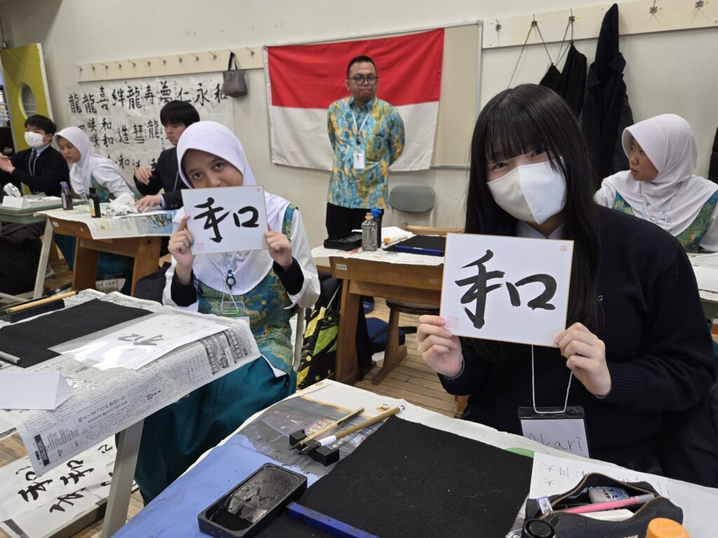 国語で書道を体験