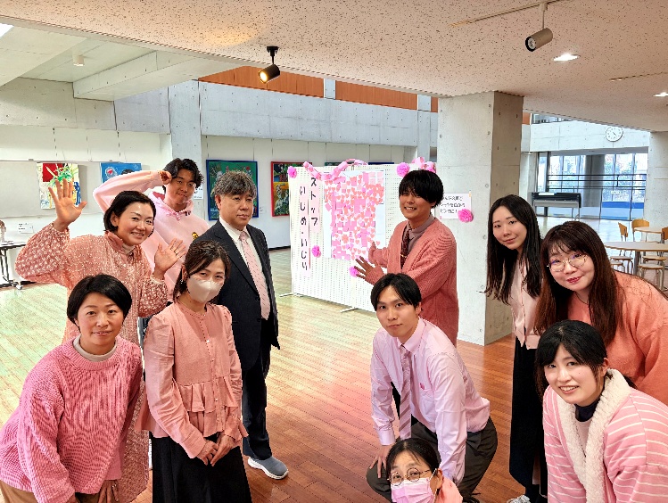 教職員もいじめ反対のメッセージを貼りました。