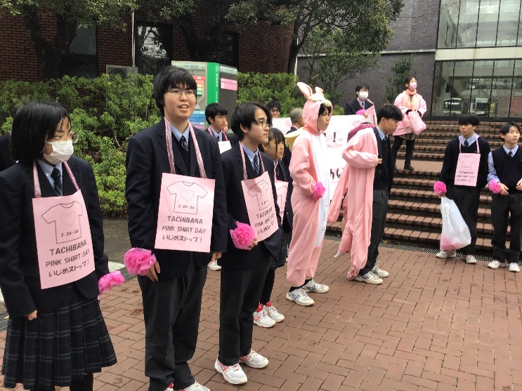 生徒会本部役員を中心にHR委員と生活委員が呼びかけ運動をしました。