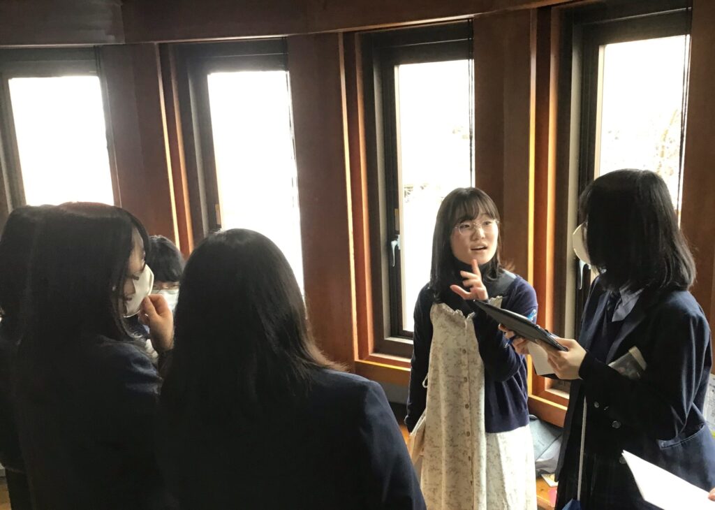 講演会後に先輩と交流する在校生