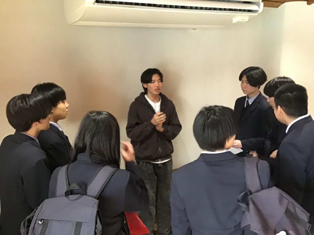 講演会後に先輩と交流する在校生
